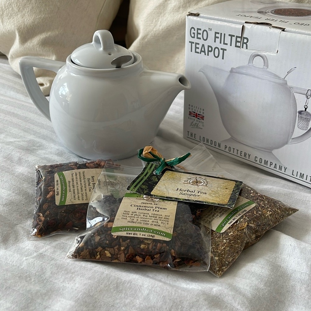 White Geo Filter Teapot with Tea Selection